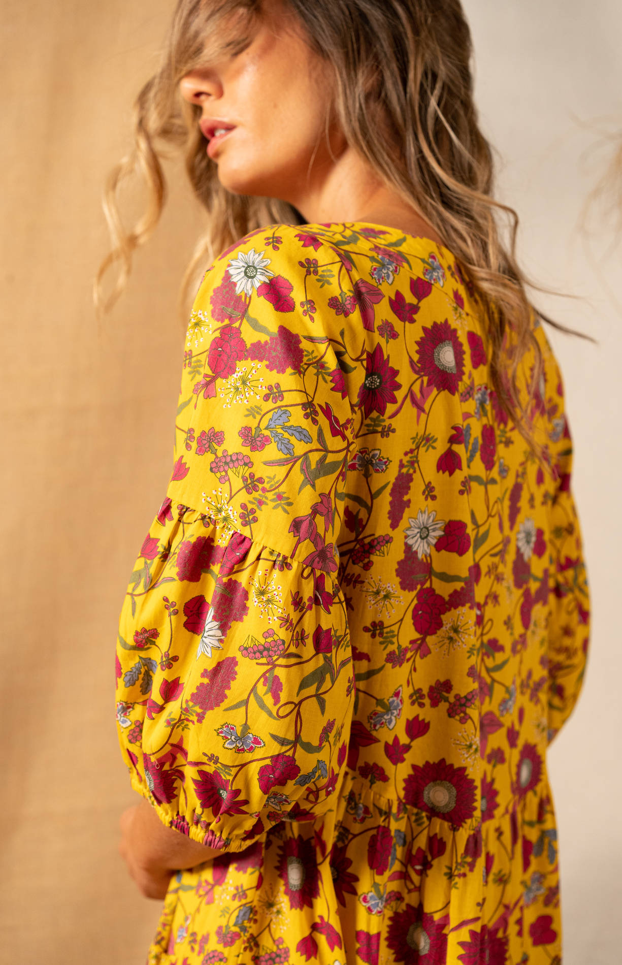 Robe longue jaune à fleurs