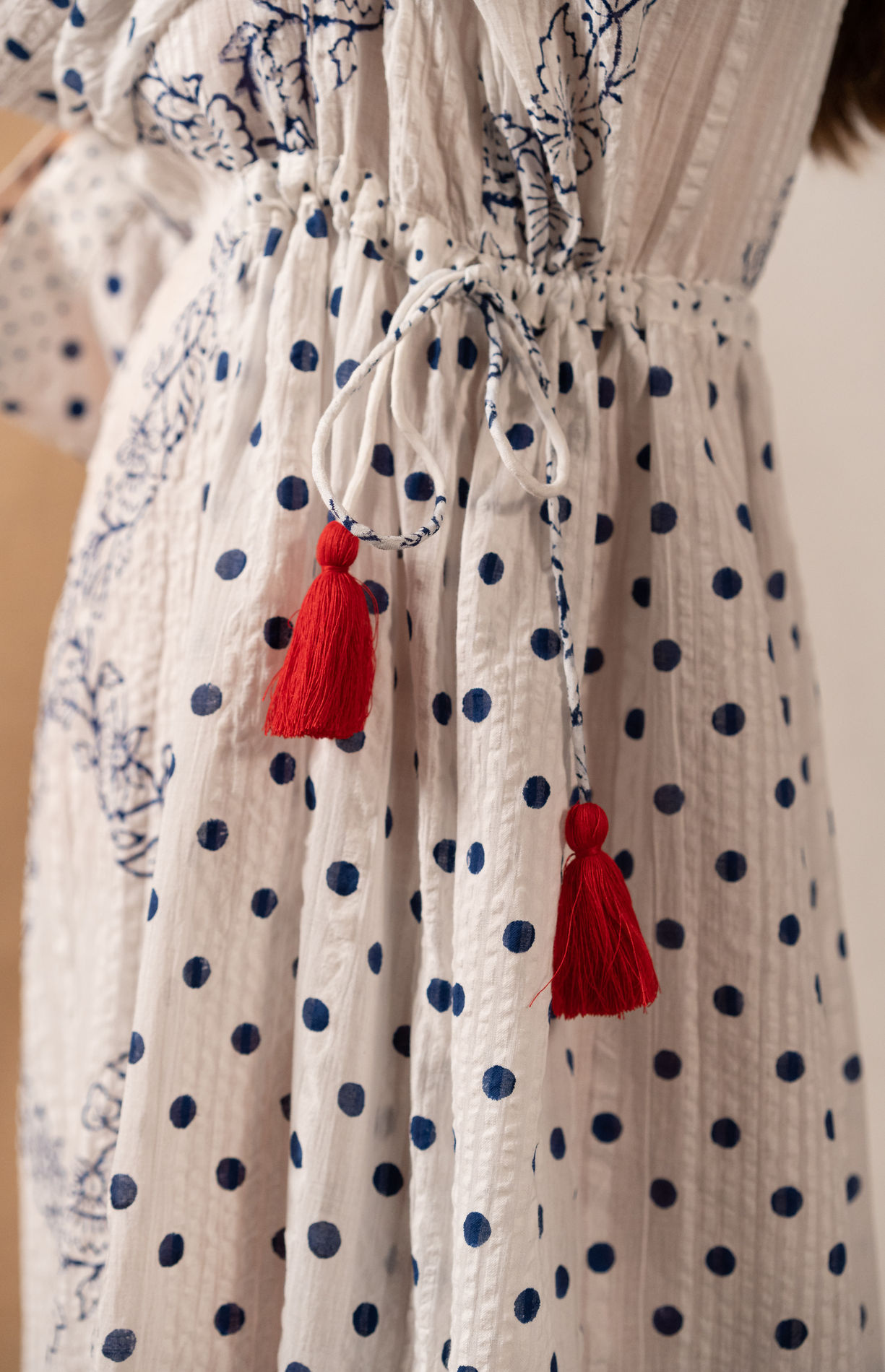 Robe blanche à pois